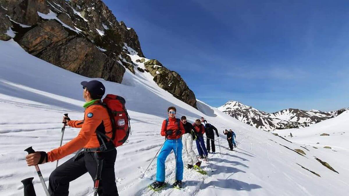 la randonnée dans les montagnes enneigées des Pyrénées